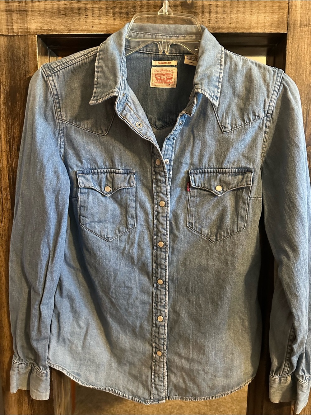 Leviโs Women S Tailored Fit Chambray Denim Western Pearl Snap Shirt Blue